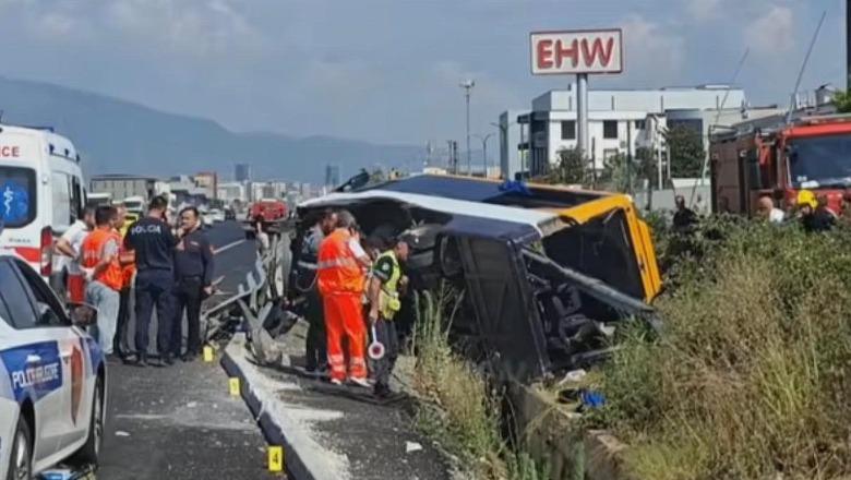 Përmbysja e autobusit të linjës Berat-Tiranë, nënë e bijë dërgohen në Greqi për t’u trajtuar! Familjarët hapin edhe GoFundMe për ndihmë