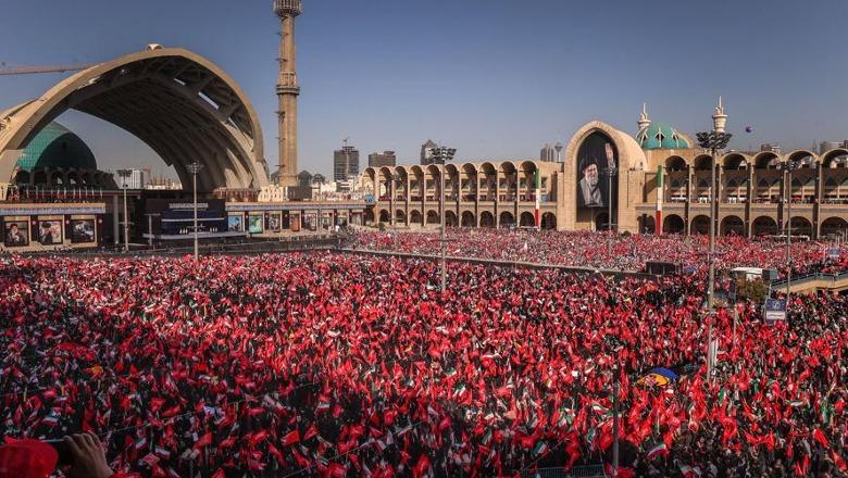 Vijon ceremonia mortore për Khamenein në Iran/ Të pranishëm tre djemtë, përveç Mojtabës! Rreth 20 milionë pjesëmarrës