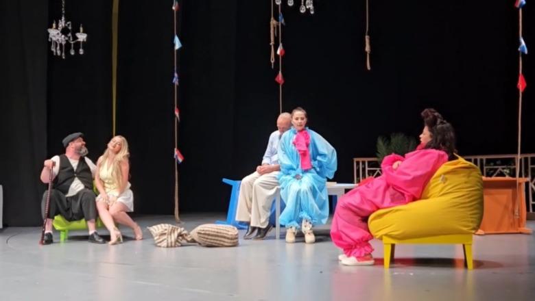 ‘8 Persona +’ rikthehet në Teatrin e Korçës pas më shumë se 3 dekadash, shfaqja do të jetë në skenë për 3 netë radhazi