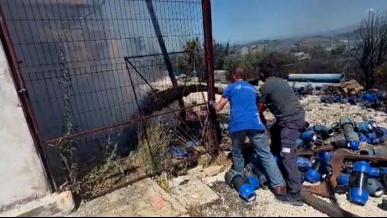 Zjarri në Drizë, flakët prekin ujësjellësin, digjet baza materiale në linjat e furnizimit! Shpërndarja e ujit vijon normalisht