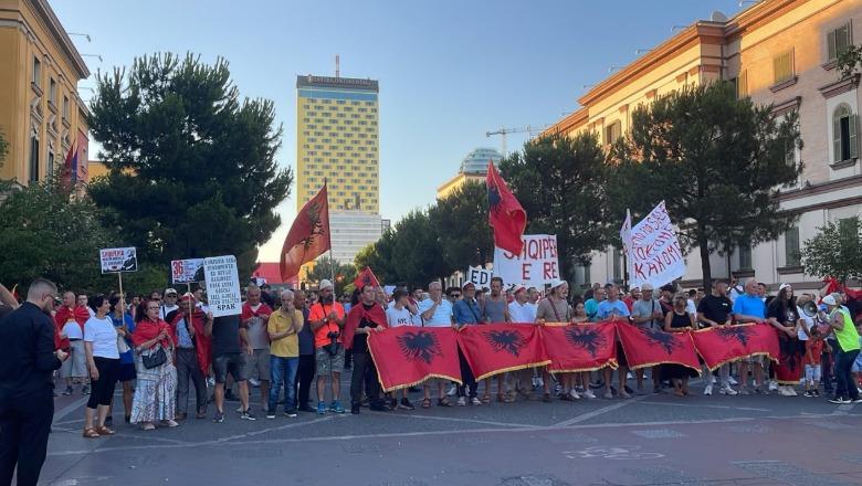 Pas dhunës te komisariati nr.3, mblidhen përsëri protestuesit, organizatori Kola: Ne s’kemi sulmuar, ‘maskat’ janë të sponsorizuar nga qeveria