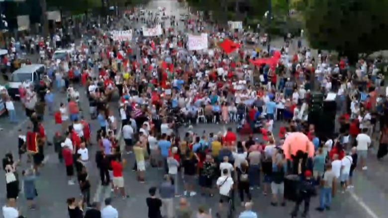 Mero Baze: Ata që duan të fshehin Berishën në protestë