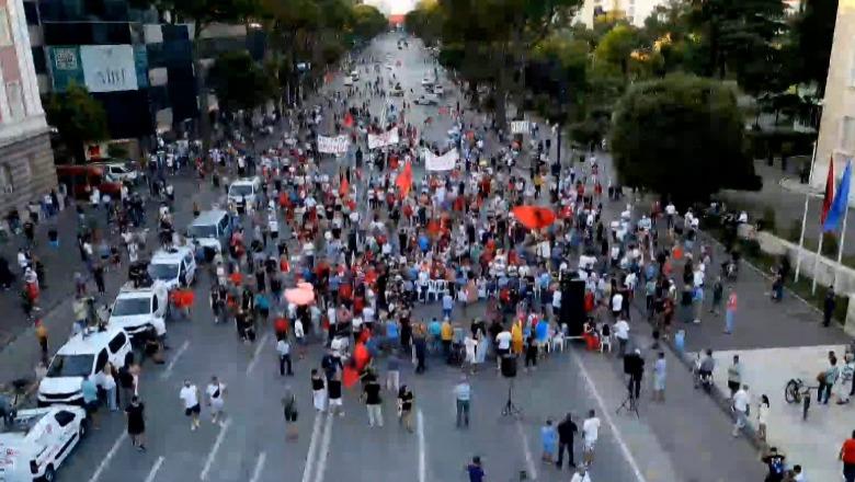 LIVE TV- Pas dhunës te komisariati nr.3, mblidhen përsëri protestuesit, organizatori Kola: Ne s’kemi sulmuar, ‘maskat’ janë të sponsorizuar nga qeveria