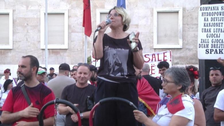 Qytetarja kërkesë ‘të veçantë’ kryeministrit Rama nga protesta: Mjaft iu ule në gjunjë Melonit si bisht fshese e prishur!