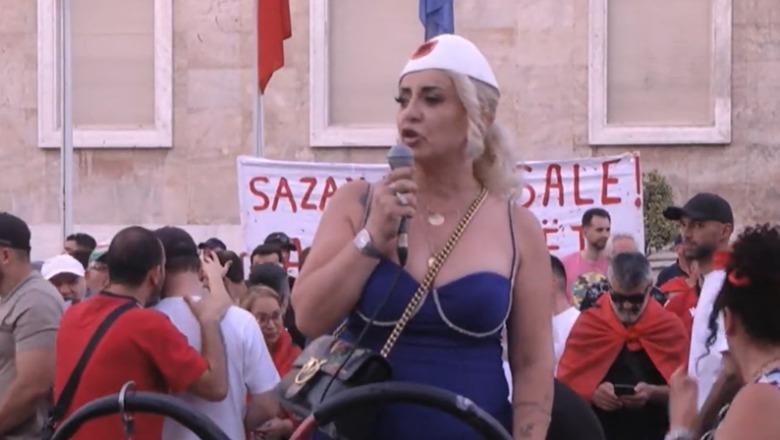 Protestuesja nga tubimi para Kryeministrisë: Sali Berisha vrau bijtë e nënave në 1997-ën, hapi depot dhe shiti armët!
