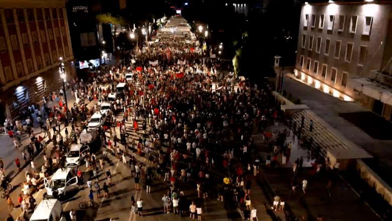 LIVE TV- Pas dhunës te komisariati nr.3, mblidhen përsëri protestuesit, organizatori Kola: Ne s’kemi sulmuar, ‘maskat’ janë të sponsorizuar nga qeveria