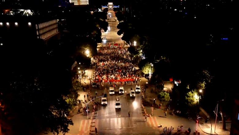 Pas përfundimit të fjalimeve, protestuesit nisin marshimin nëpër Tiranë
