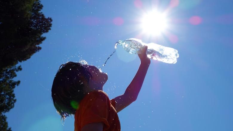 Temperaturat e larta, ja disa këshilla si ta përballojmë më lehtë të nxehtin ekstrem
