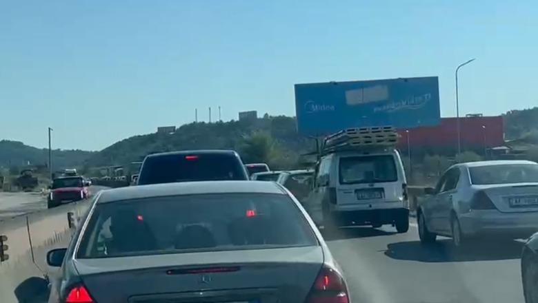Bllokohet qarkullimi në autostradën Durrës-Tiranë, shkak flakët në fshatin Koxhas, tymi mbulon rrugën