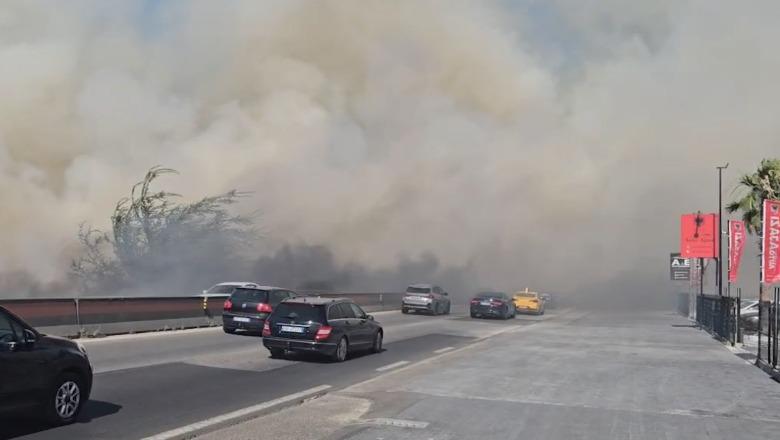 Trafik kilometrik në autostradën Durrës-Tiranë, shkak flakët në Fushë-Shijak, tymi mbulon rrugën