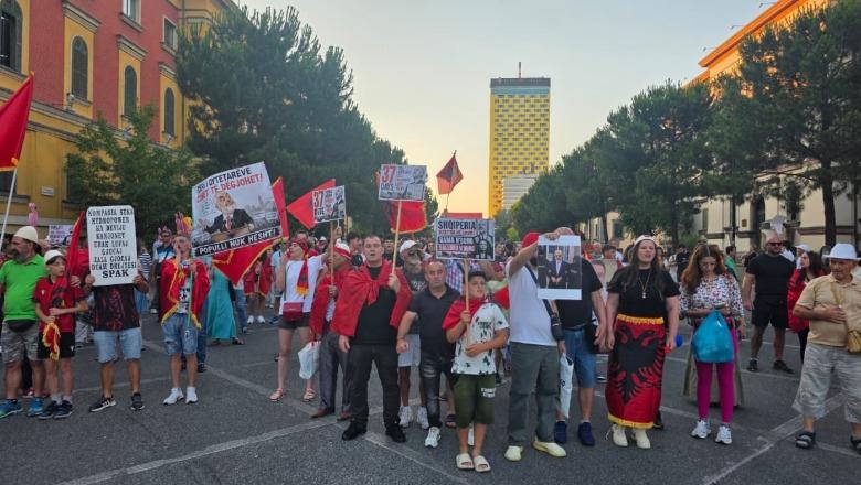 37 ditë protestë, qytetarët mblidhen përsëri te kryeministria! Kërkohet largimi i Ramës dhe Berishës