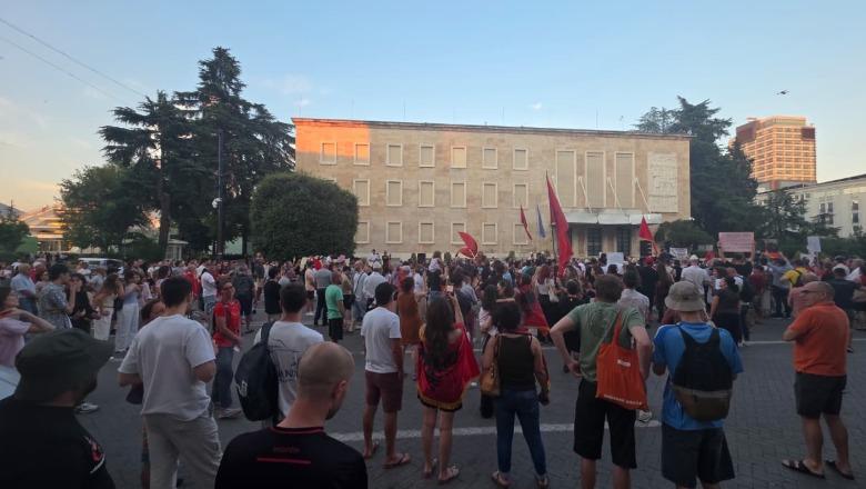 37 ditë protestë, qytetarët mblidhen përsëri te kryeministria! Kërkohet largimi i Ramës dhe Berishës