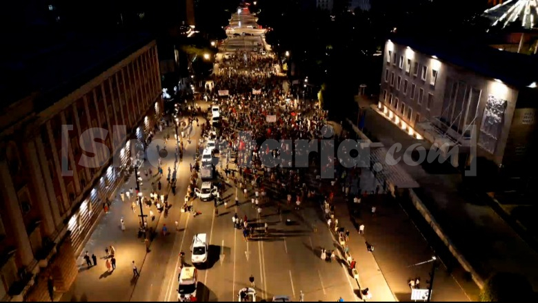 37 ditë protestë, qytetarët mblidhen përsëri te kryeministria! Kërkohet largimi i Ramës dhe Berishës