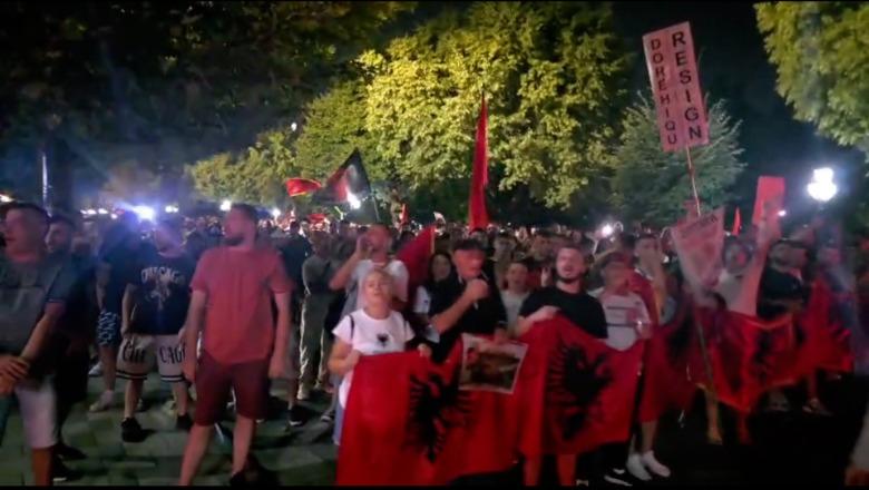 Protestuesit shkojnë te drejtoria e Policisë së Shtetit, thirrje në kor: Mos e shisni Shqipërinë për 600 mijë lekë