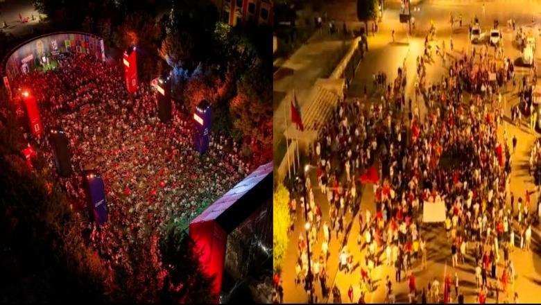 Rama ndan fotot nga mbrëmja në kryeqytet, qytetarë të shumtë që shohin Botërorin në shesh dhe të tjerë që protestojnë: Kjo osht Tirona jon, Tirona kontradiktës