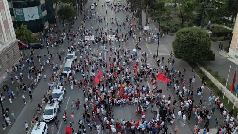 Frrok Çupi: Kaq njerëz i gjen te ashensori