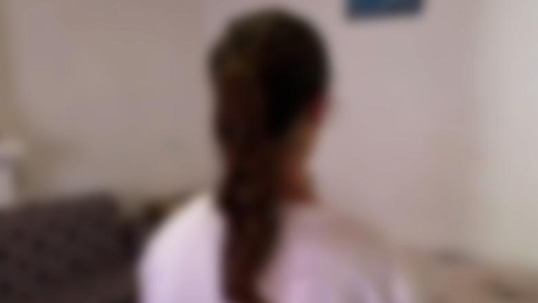 Flet nëna e një prej tre vajzave që dhunuan shoqen në Fier: Nuk e dinim! U diagnostikua me probleme të shëndetit mendor para 3 muajsh