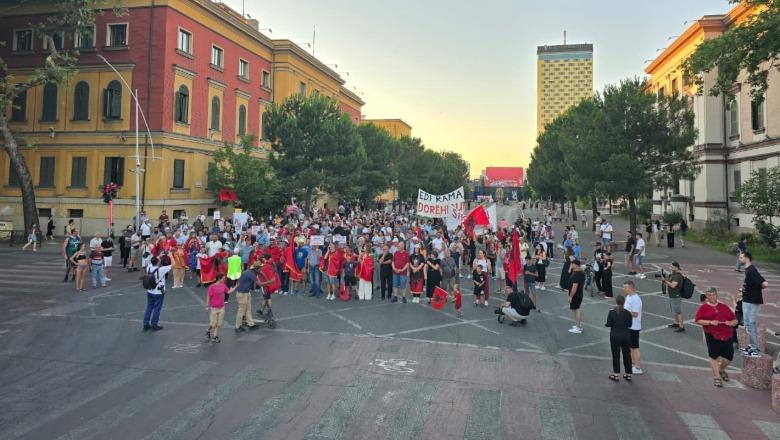 Protesta e 38-të në Tiranë, qytetarët kërkojnë largimin e Ramës dhe Berishës nga skena politike