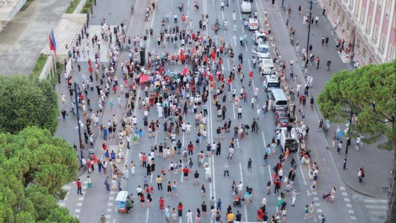 Reduktim numrash në protestën te kryeministria, Balla: Ju thashë që po latë Saliun, Shehajn e Lapajt, do përfundoni si dasmë lagjeje