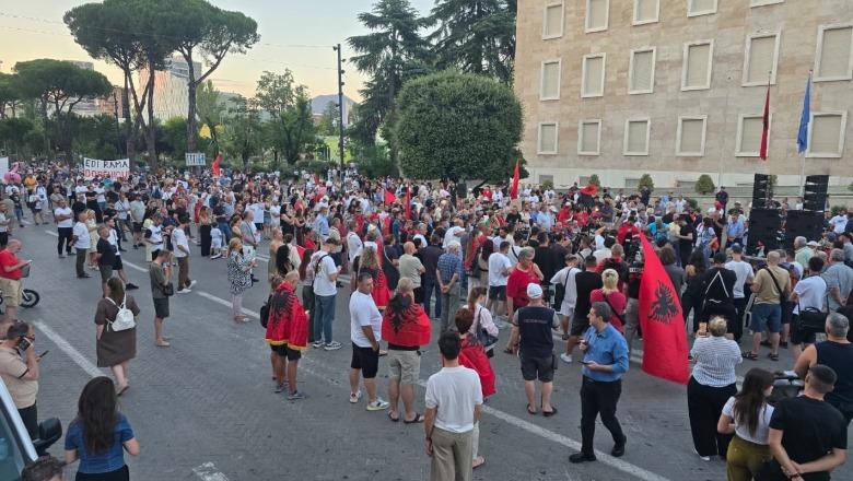Protesta e 38-të në Tiranë, qytetarët kërkojnë largimin e Ramës dhe Berishës nga skena politike