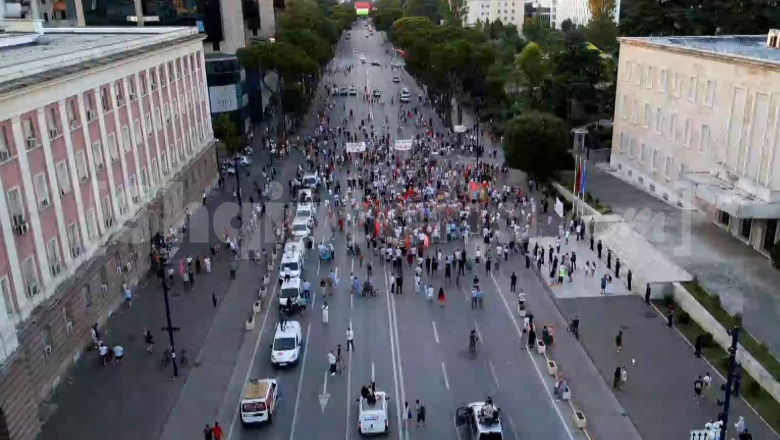 Protesta e 38-të në Tiranë, qytetarët kërkojnë largimin e Ramës dhe Berishës nga skena politike