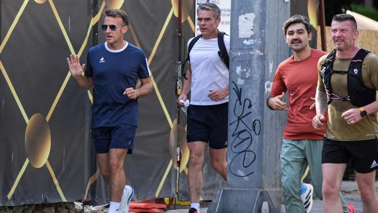 Turqi/ I veshur sportiv, Macron filmohet duke vrapuar në rrugët e Ankarasë! Përshëndet kalimtarët