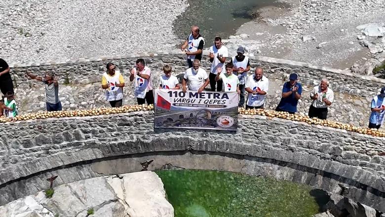 Shkodër/ Fermeri nga Postriba ‘thur’ vargun 110 metra të gjatë me qepë, e vendos në urën e Mesit