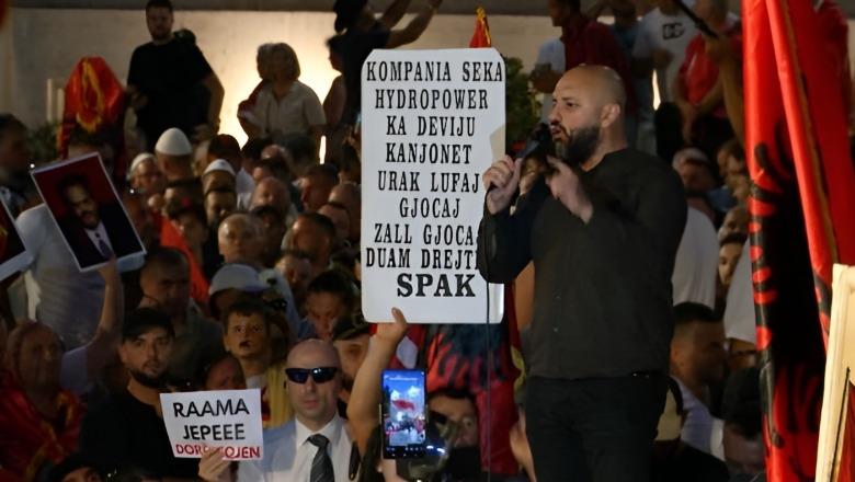 Edviol Kulluri, ‘Kryendrituri’, pikëpyetjet e shumta mbi ideologun e protestës! Si i thurte elozhe vrasësit të gjyqtarit Kalaja, pak muaj më parë