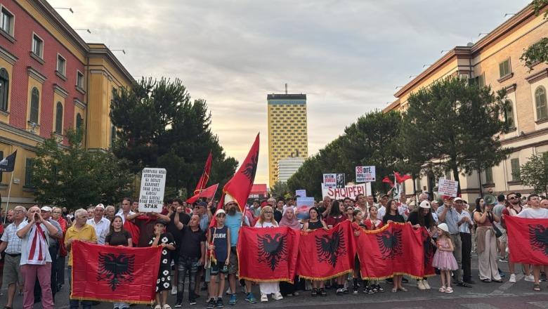 Mbahet në Tiranë protesta 39-ë kundër Qeverisë, degradon retorika e organizatorit Arben Kola: Lutem t'i hamë hallvën Edi Ramës nesër për të 40-at! Nis marshimi drejt Kryeministrisë