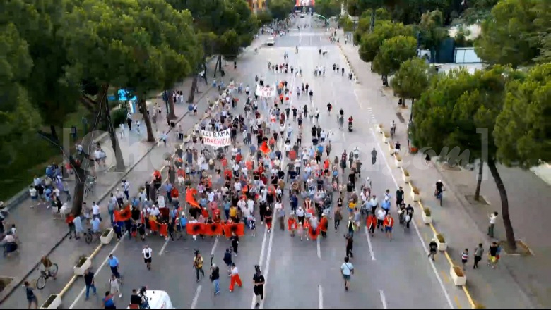 Mbahet në Tiranë protesta 39-ë kundër Qeverisë, degradon retorika e organizatorit Arben Kola: Lutem t'i hamë hallvën Edi Ramës nesër për të 40-at! Nis marshimi drejt Kryeministrisë