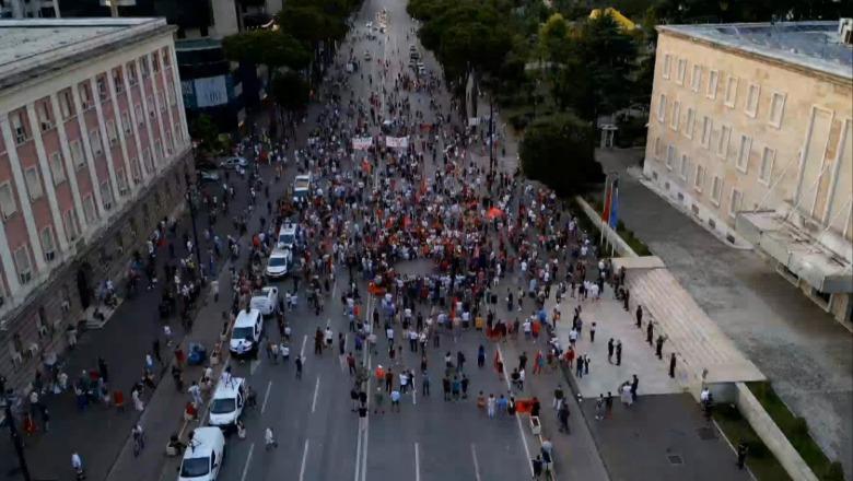 Mbahet në Tiranë protesta 39-ë kundër Qeverisë, degradon retorika e organizatorit Arben Kola: Lutem t'i hamë hallvën Edi Ramës nesër për të 40-at! Nis marshimi drejt Kryeministrisë