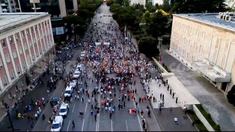 Mbahet në Tiranë protesta 39-ë kundër Qeverisë, degradon retorika e organizatorit Arben Kola: Lutem t'i hamë hallvën Edi Ramës nesër për të 40-at! Nis marshimi drejt Kryeministrisë