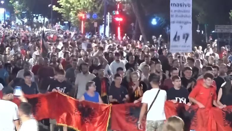Mbyllet mikrofoni, protestuesit nisin marshimin