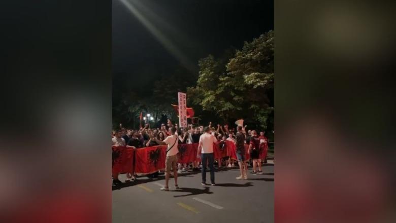 Nga kryeministria te selia e PD, protestuesit thirrje: Rama, Sala f*ck you!