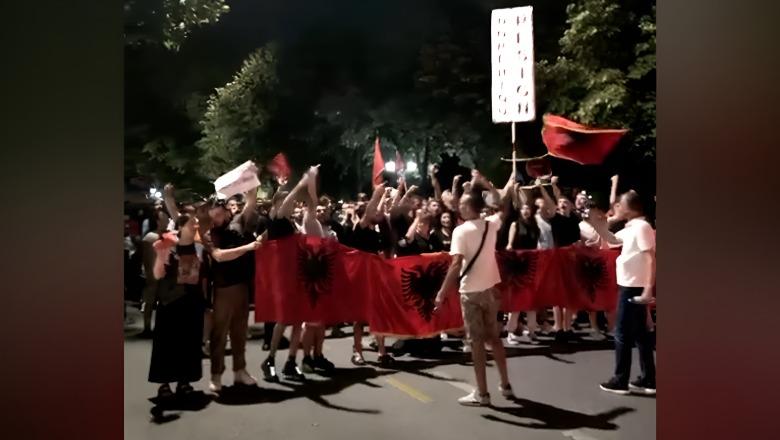 Nga kryeministria te selia e PD, protestuesit thirrje: Rama, Sala f*ck you!