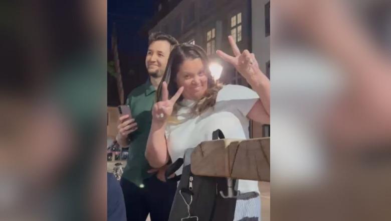 Njëri me kamera e tjetri me dy gishtat lart, Balla publikon foton: Sorrat që na çoi Berisha te hoteli në Strasburg! Dikur dërgonte Sali Lushën për sulme fizike