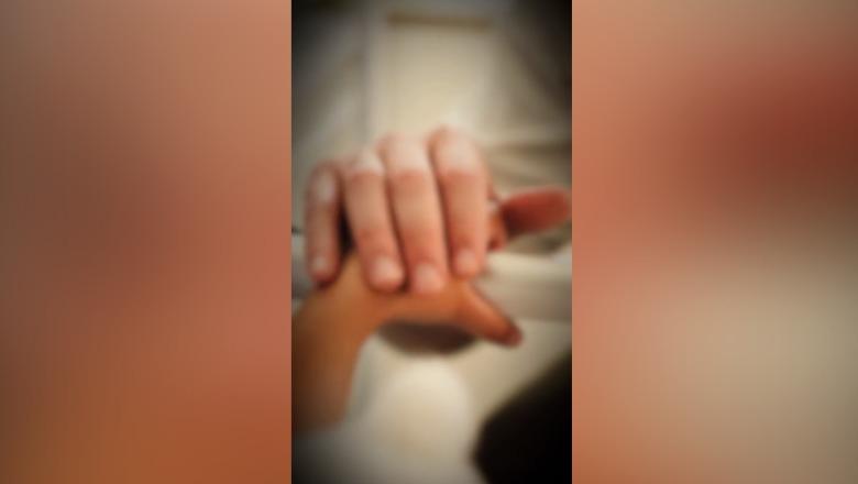 5 ditë nën kujdes intensiv, vogëlushi 4-vjeçar fiton betejën me temperaturën! I shpërndan ëmbëlësira stafit mjekësor