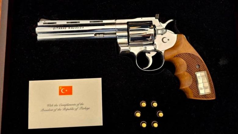 Si reaguan liderët e NATO-s ndaj dhuratës së Erdoganit, një revolver