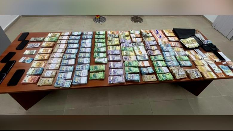 Berat/ Punonin dhe administronin 6 pika këmbimi valutor pa licena, vihen në arrest shtëpie 4 persona, 7 të tjerë 'detyrim paraqitje'! Sekuestrohen 8.8 milionë lekë, mbi 118 mijë euro dhe 7 mijë dollarë