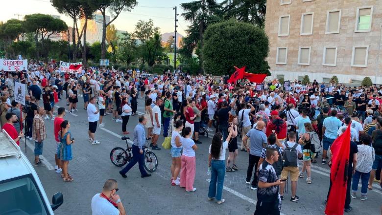 Qytetarët 40 ditë në protestë kundër qeverisë së Edi Ramës