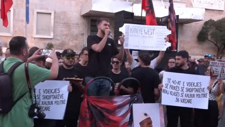 Studentët u shpërndajnë protestuesve hallvë: Janë të 40-at që shqiptarët kanë vrarë frikën
