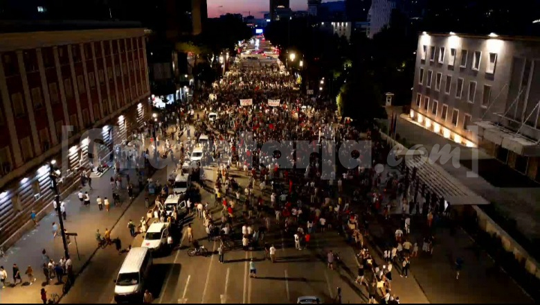 Protesta/ Aktivisti Tepelena i përgjigjet Hitës për review-t negative në biznese: Qesharak, metodë e regjimit për të kontrolluar fjalën e lirë! Shpërndahet hallvë