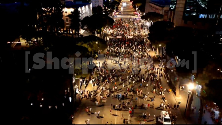 Protesta/ Aktivisti Tepelena i përgjigjet Hitës për review-t negative në biznese: Qesharak, metodë e regjimit për të kontrolluar fjalën e lirë! Shpërndahet hallvë