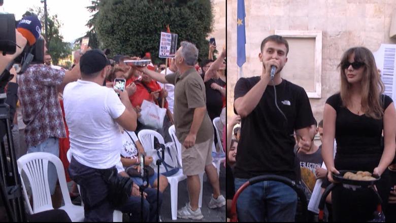 Studentët u shpërndajnë protestuesve hallvë: Janë të 40-at që shqiptarët kanë vrarë frikën (VIDEO)