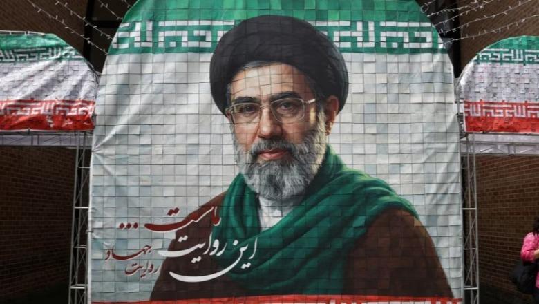 Analiza: Çfarë tregon për Republikën e re Islamike mungesa e Mojtaba Khameneit në varrimin e të atit?