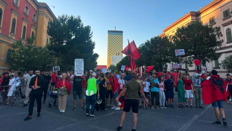 Qytetarët në protestë për 41 ditësh, kërkohet largimi i Ramës dhe Berishës