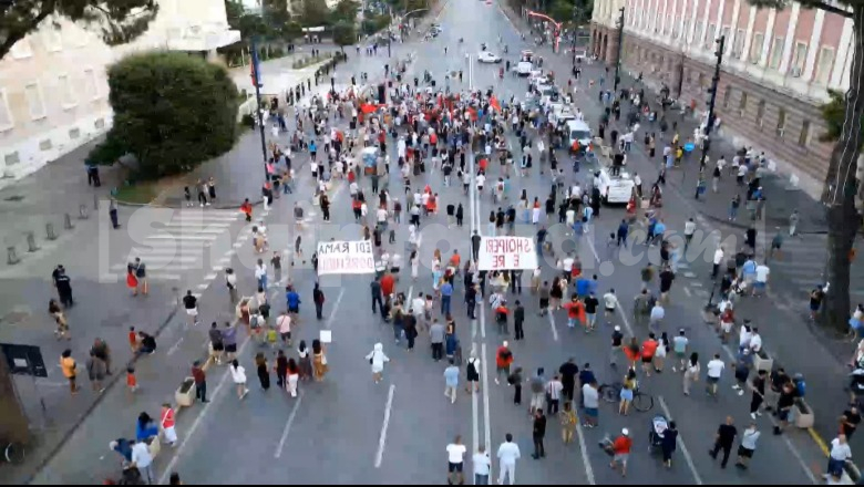 Qytetarët në protestë për 41 ditësh, kërkohet largimi i Ramës dhe Berishës