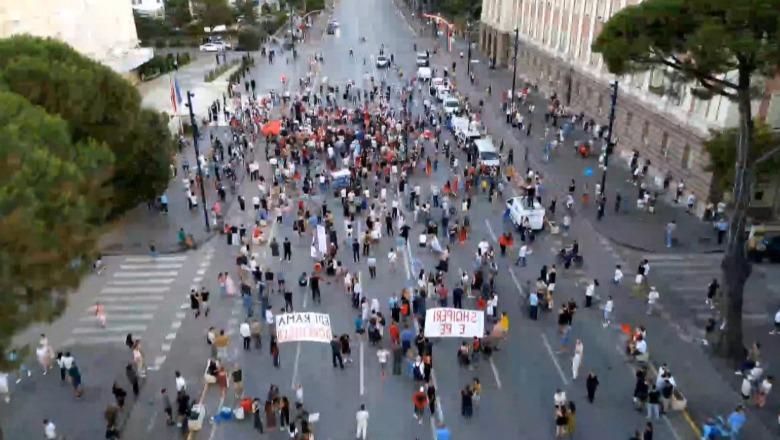 Qytetarët në protestë për 41 ditësh, kërkohet largimi i Ramës dhe Berishës