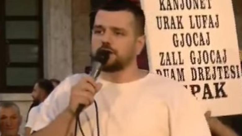 Koncerti i Kanye West në Tiranë, protestuesi nga tubimi para Kryeministrisë: Është cirk! Vetëm dorëheqja e Ramës i hap rrugë kërkesave tona