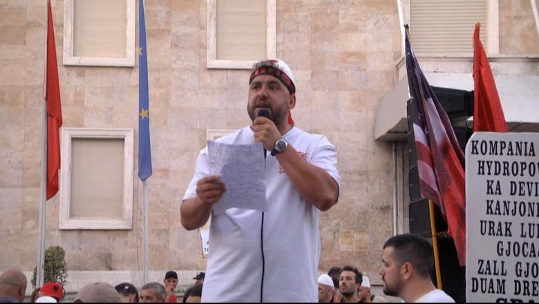 Protestuesi nga diaspora: Populli po i heq në kurriz të gjitha, po paguajmë haraçet e politikanëve tanë! S’keni as moral e as dinjitet